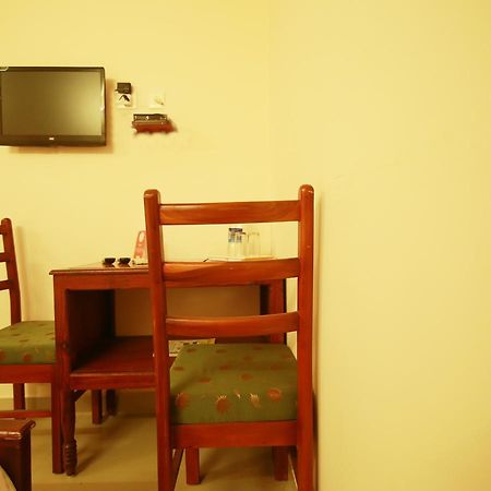 Oyo 4824 Hotel Star Kochi Buitenkant foto