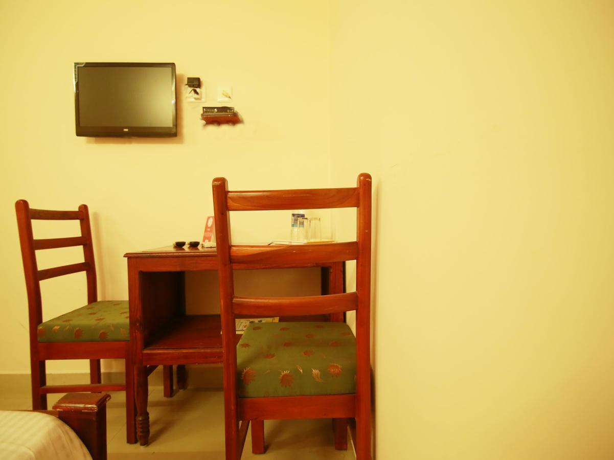 Oyo 4824 Hotel Star Kochi Buitenkant foto