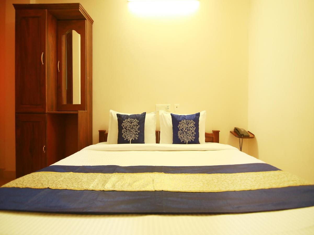Oyo 4824 Hotel Star Kochi Buitenkant foto