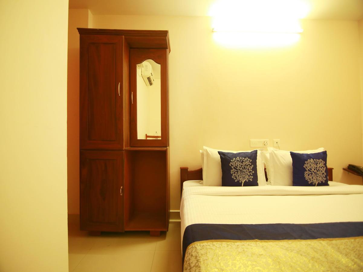 Oyo 4824 Hotel Star Kochi Buitenkant foto