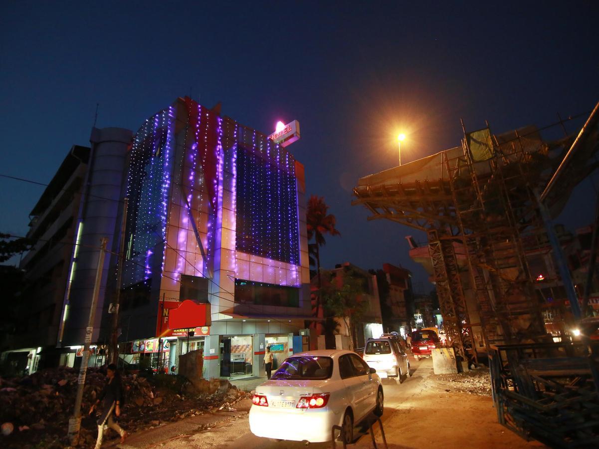 Oyo 4824 Hotel Star Kochi Buitenkant foto